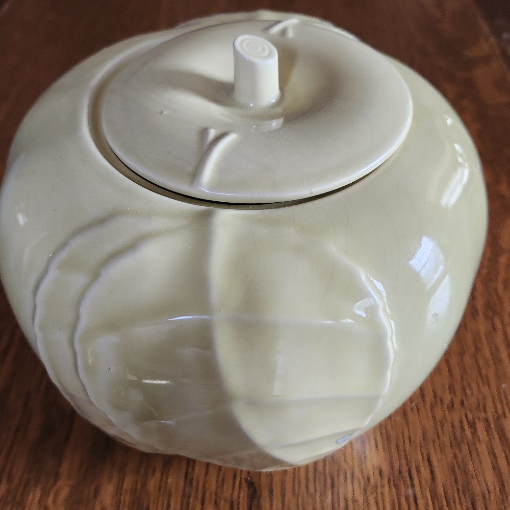 COOKIE JAR!  Unique Hull pottery.  green ish yellow with leaf design. Ceramic
